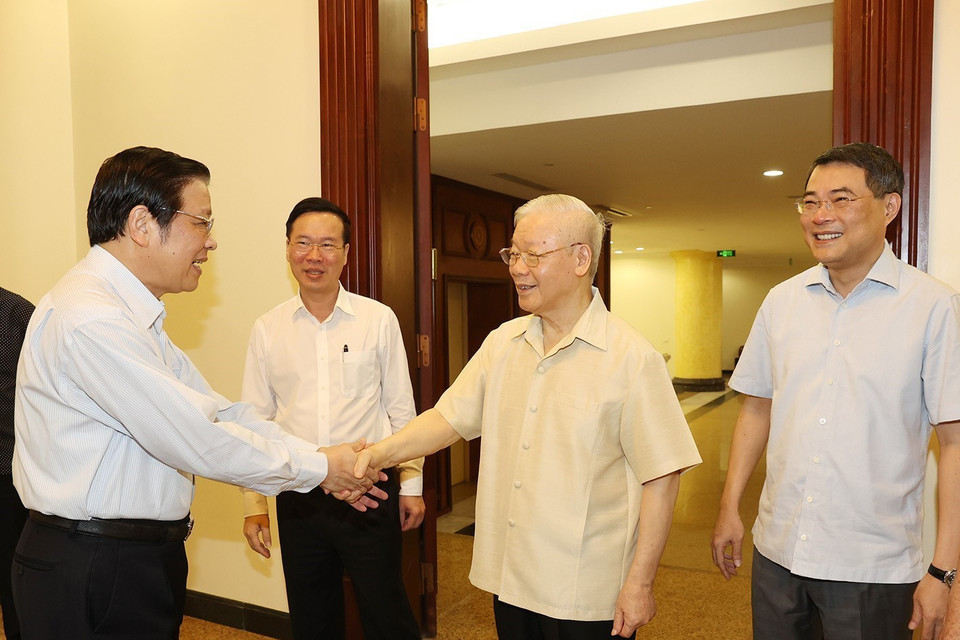 Tổng Bí thư Nguyễn Phú Trọng với các đồng chí trong Bộ Chính trị, Ban Bí thư dự cuộc họp. (Ảnh: Trí Dũng/TTXVN)