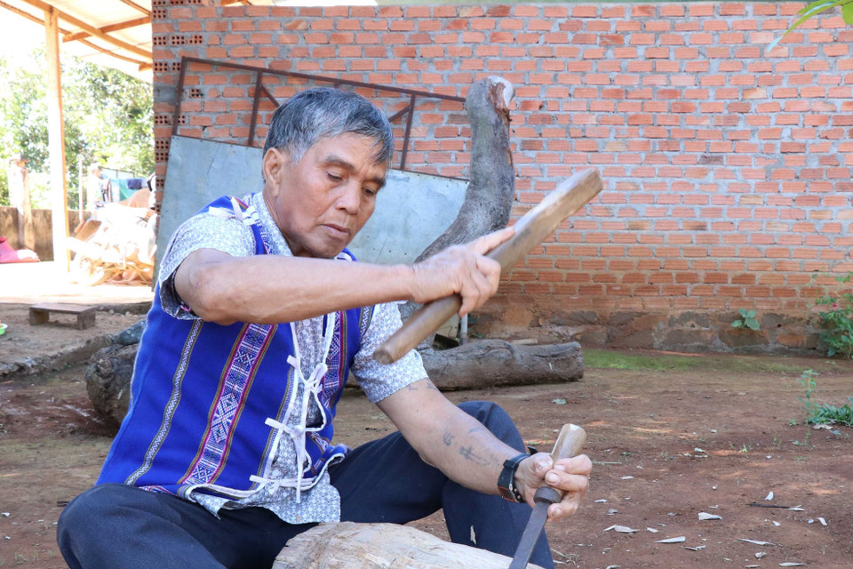 Sau khi hình khối bức tượng hoàn thành, các nghệ nhân sẽ dùng đục để đẽo những góc khuất, đường cong của bức tượng. (Ảnh: Hồng Điệp/TTXVN) 