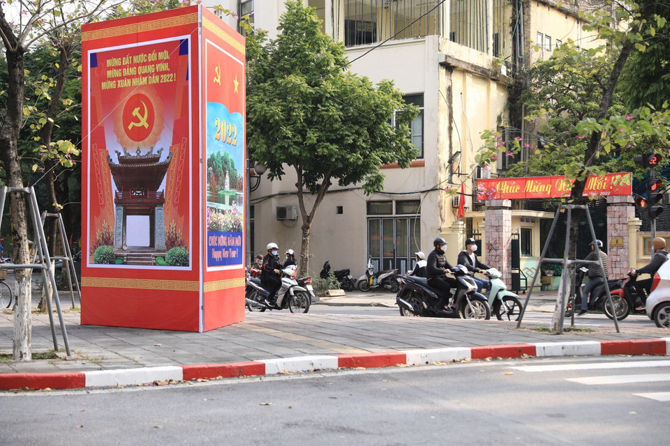 Cụm pano chào mừng ngày thành lập Đảng và Xuân mới Nhâm Dần trên phố Điện Biên Phủ. (Ảnh: Hoàng Hiếu/TTXVN)