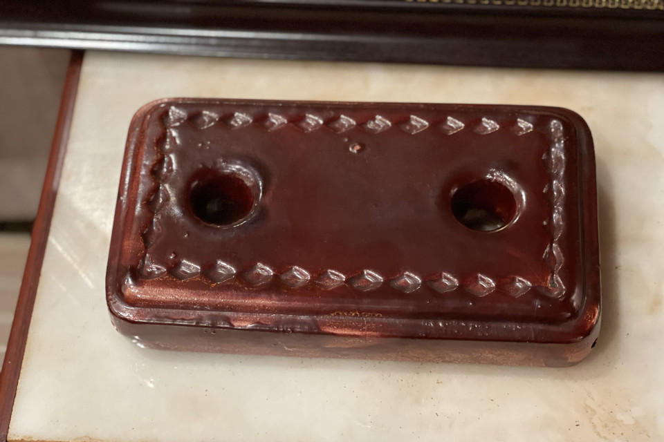 Phiên bản tái hiện viên gạch Bác Hồ từng sử dụng. (Ảnh: Thu Hà/TTXVN)