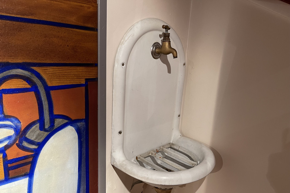 Bồn rửa tay trong căn phòng Bác Hồ từng sống ở nhà số 9 ngõ Compoint. (Ảnh: Thu Hà/TTXVN)