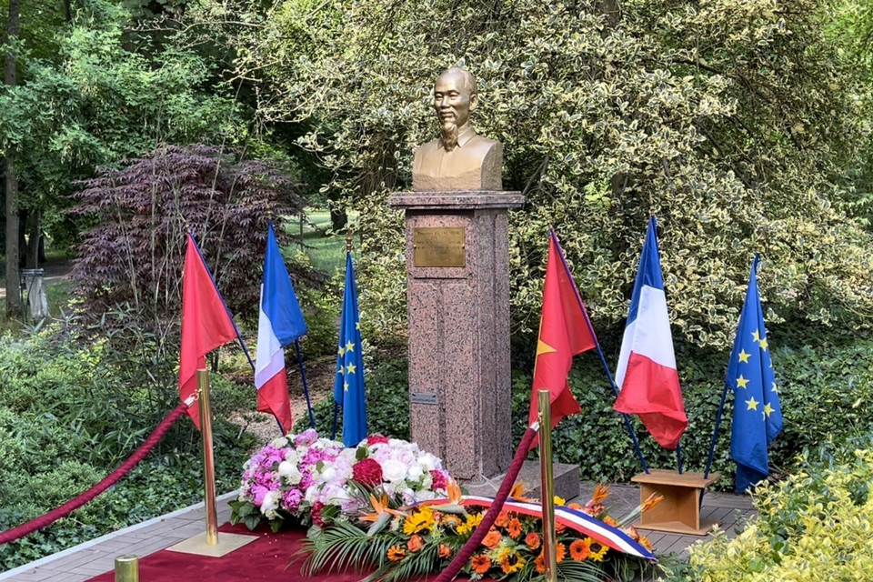 Tượng Bác Hồ trong công viên Montreau. (Ảnh: Thu Hà/TTXVN)