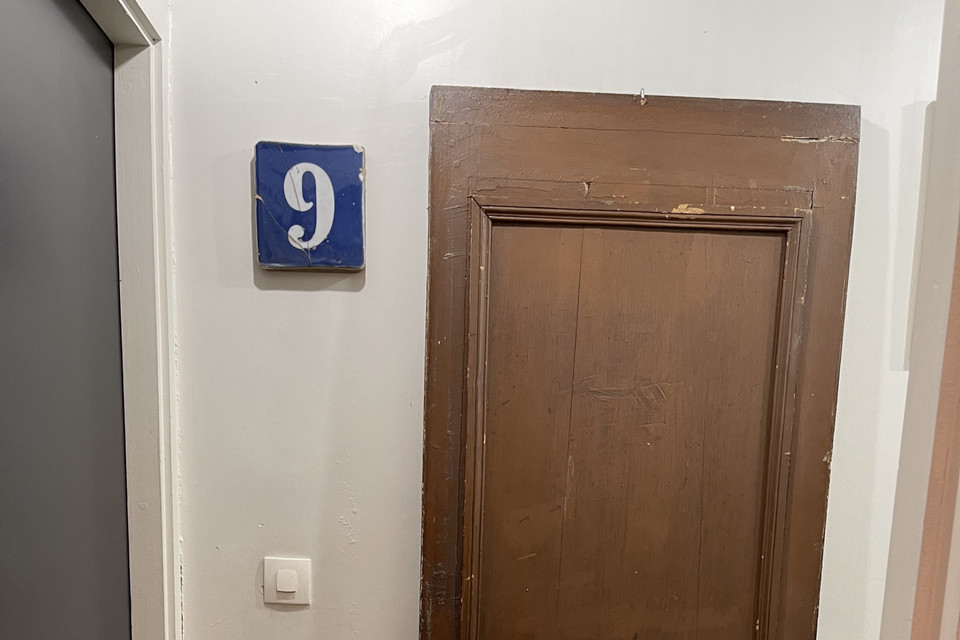 Tấm biển số nhà và cánh cửa căn phòng Bác Hồ từng sống ở nhà số 9 ngõ Compoint. (Ảnh: Thu Hà/TTXVN)