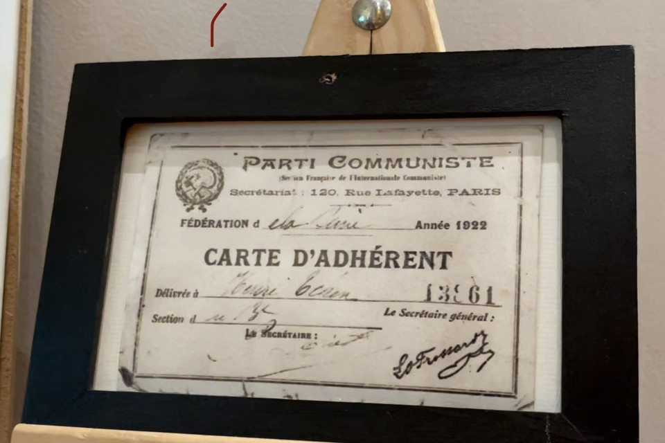 Thẻ đảng viên cộng sản Pháp của Bác Hồ. (Ảnh: Thu Hà/TTXVN)