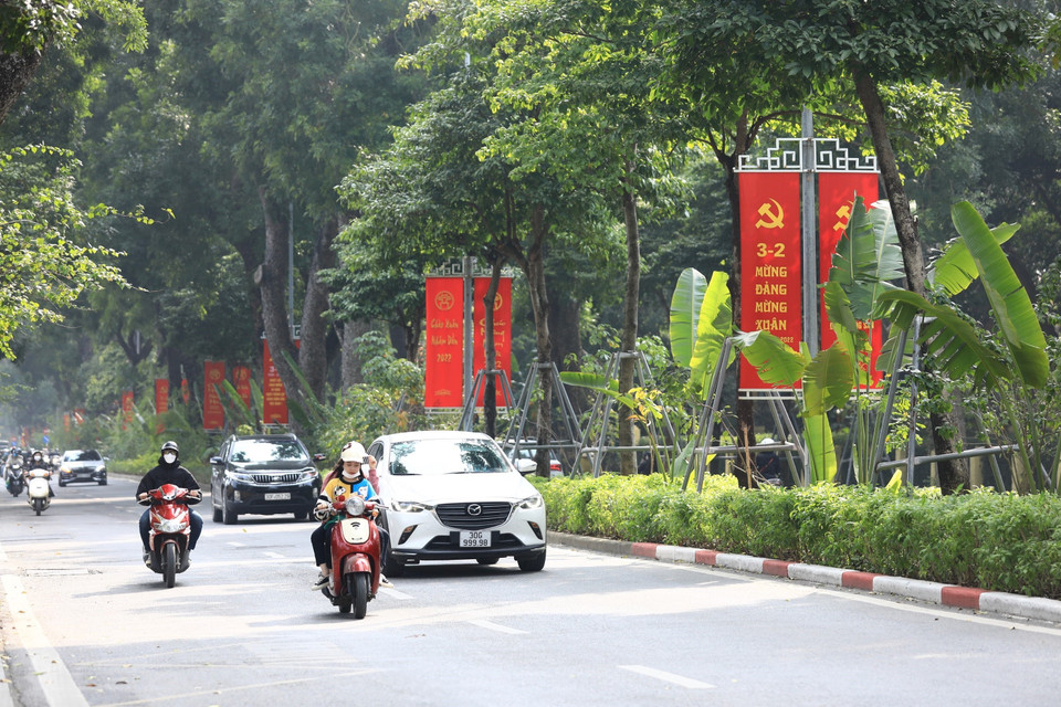 Các cụm ápphích mừng Đảng, mừng Xuân rực rỡ dọc phố Hoàng Diệu, quận Ba Đình. (Ảnh: Hoàng Hiếu/TTXVN)