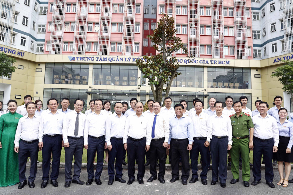 Chủ tịch nước Nguyễn Xuân Phúc cùng các đại biểu tại Đại học Quốc gia Thành phố Hồ Chí Minh. (Ảnh: Thống Nhất/TTXVN)