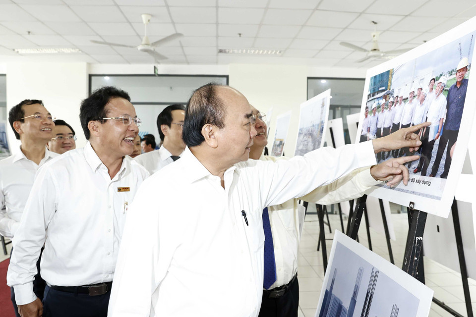 Chủ tịch nước Nguyễn Xuân Phúc thăm trưng bày ảnh tại buổi lễ. (Ảnh: Thống Nhất/TTXVN)