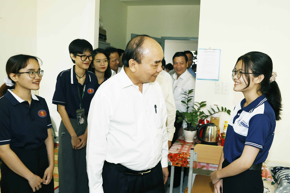 Hình ảnh Chủ tịch nước Nguyễn Xuân Phúc thăm ký túc xá sinh viên tại Đại học Quốc gia Thành phố Hồ Chí Minh. (Ảnh: Thống Nhất/TTXVN)