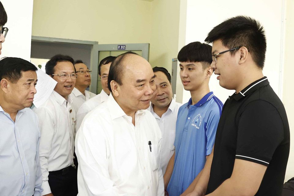 Chủ tịch nước Nguyễn Xuân Phúc với sinh viên tại ký túc xá Đại học Quốc gia Thành phố Hồ Chí Minh. (Ảnh: Thống Nhất/TTXVN)