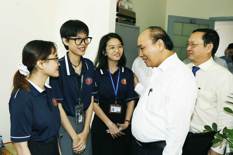 Chủ tịch nước Nguyễn Xuân Phúc thăm ký túc xá sinh viên tại Đại học Quốc gia Thành phố Hồ Chí Minh. (Ảnh: Thống Nhất/TTXVN)