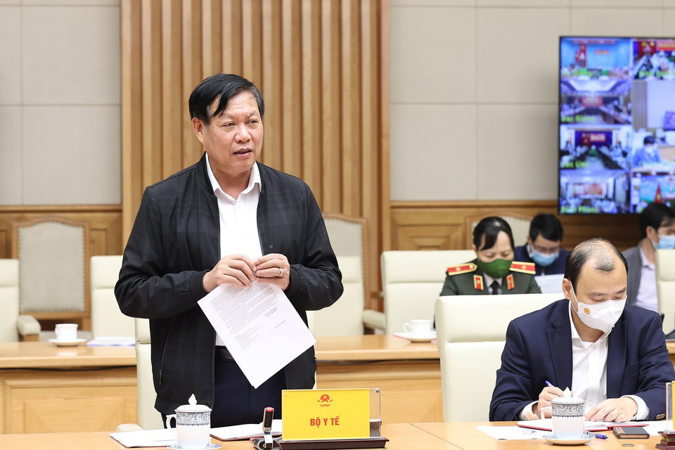 Thứ trưởng Bộ Y tế Đỗ Xuân Tuyên báo cáo công tác phòng, chống dịch COVID-19. (Ảnh: Dương Giang/TTXVN)