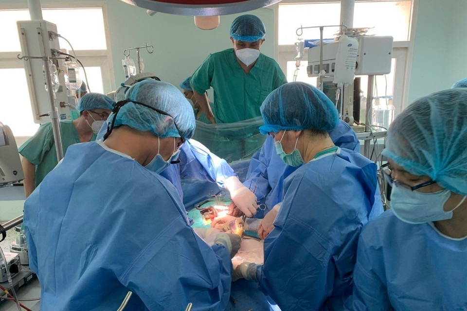 Các bác sỹ Bệnh viện Trung Ương Huế thực hiện ghép tim xuyên Việt. (Ảnh: TTXVN phát)