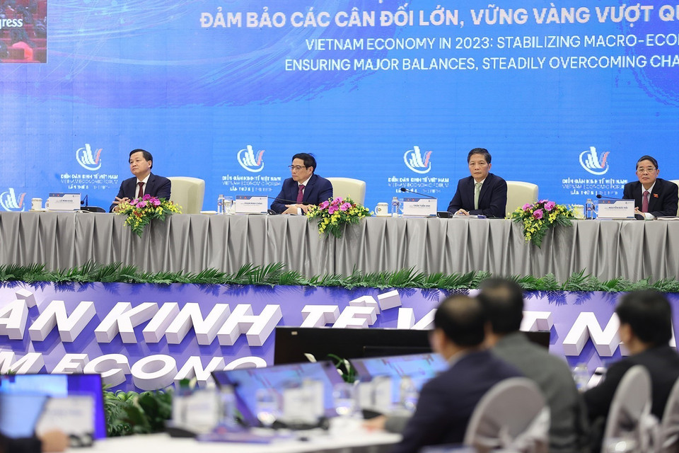 Thủ tướng Phạm Minh Chính; Trưởng Ban Kinh tế Trung ương Trần Tuấn Anh; Phó Thủ tướng Lê Minh Khái; Phó Chủ tịch Quốc hội Nguyễn Đức Hải chủ trì diễn đàn. (Ảnh: Dương Giang/TTXVN)