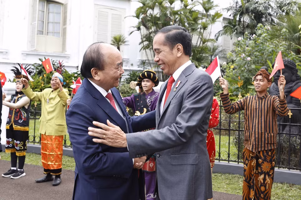 Sáng 22/12, lễ đón chính thức Chủ tịch nước Nguyễn Xuân Phúc tới Cộng hòa Indonesia được tổ chức trọng thể tại Thủ đô Jakarta, dưới sự chủ trì của Tổng thống Joko Widodo. (Ảnh: Thống Nhất/TTXVN)