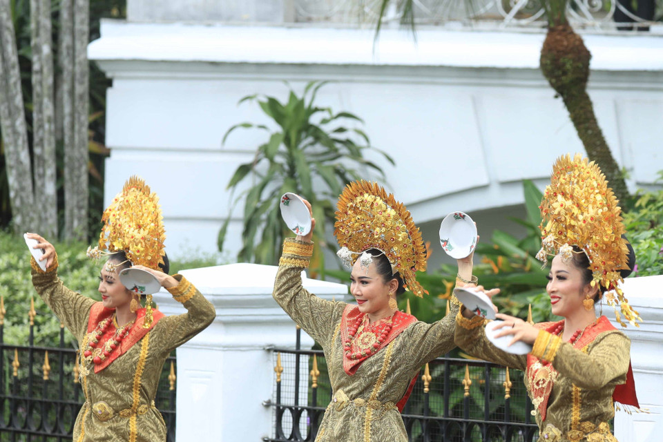 Lễ đón chính thức Chủ tịch nước Nguyễn Xuân Phúc được tổ chức theo nghi thức truyền thống của Indonesia. (Ảnh: Thống Nhất/TTXVN)