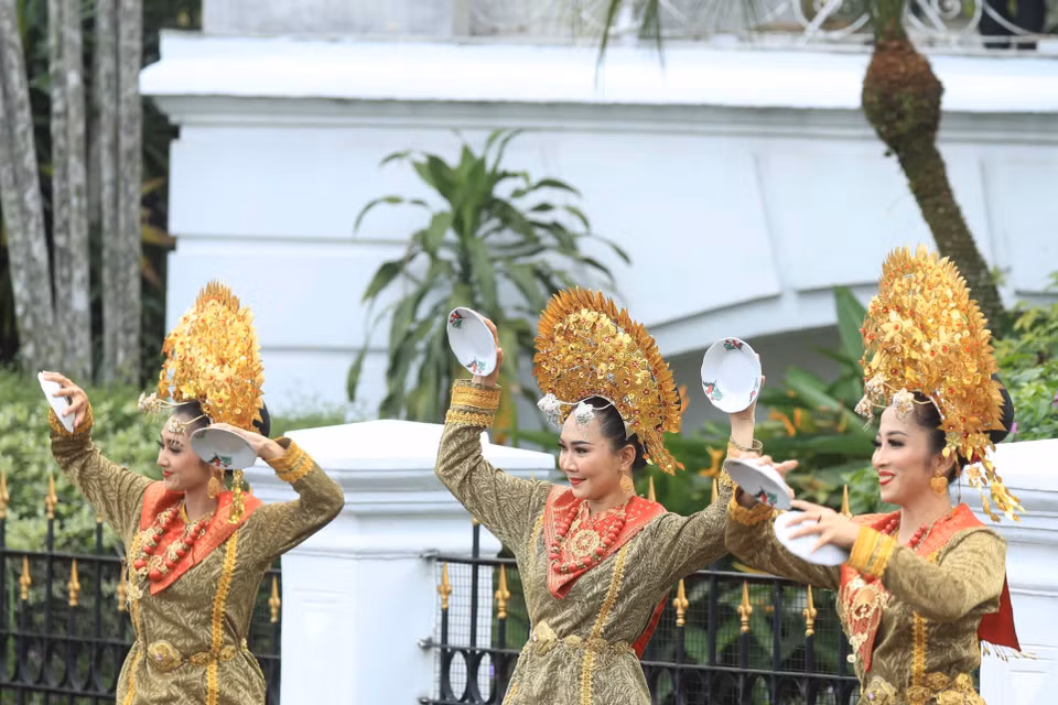 Lễ đón chính thức Chủ tịch nước Nguyễn Xuân Phúc được tổ chức theo nghi thức truyền thống của Indonesia. (Ảnh: Thống Nhất/TTXVN)