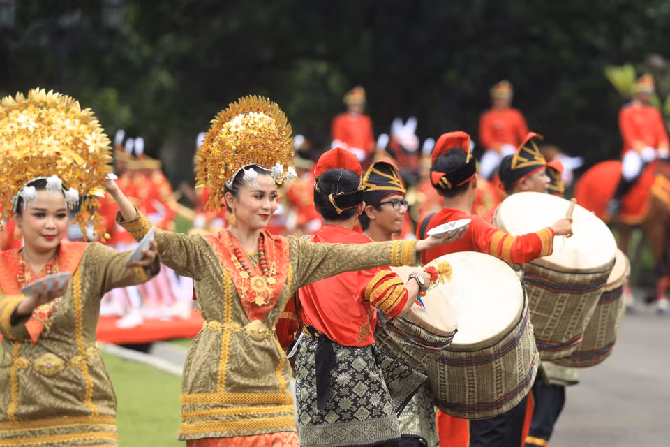 Hình ảnh lễ đón chính thức Chủ tịch nước Nguyễn Xuân Phúc được tổ chức theo nghi thức truyền thống của Indonesia. (Ảnh: Thống Nhất/TTXVN)