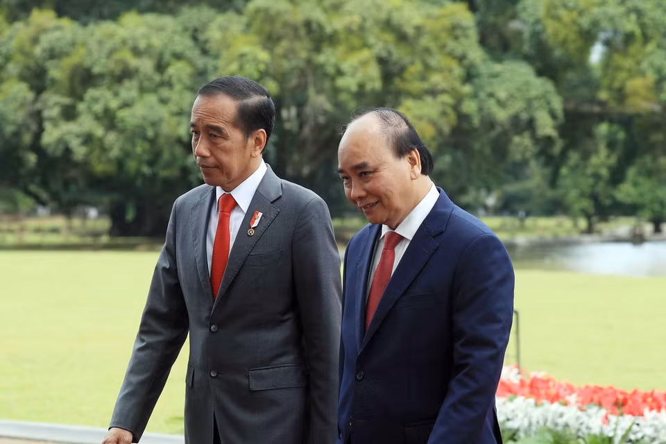 Chủ tịch nước Nguyễn Xuân Phúc và Tổng thống nước Cộng hòa Indonesia Joko Widodo tại lễ đón. (Ảnh: Thống Nhất/TTXVN)