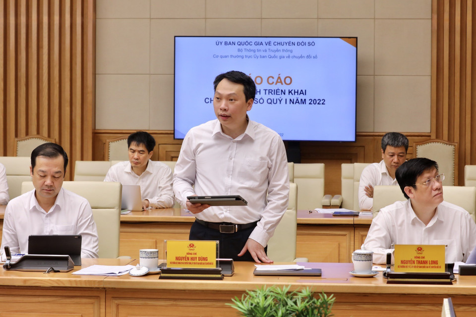 Thứ trưởng Bộ Thông tin và Truyền thông Nguyễn Huy Dũng báo cáo tình hình triển khai chuyển đổi số quý 1. (Ảnh: Lâm Khánh/TTXVN)