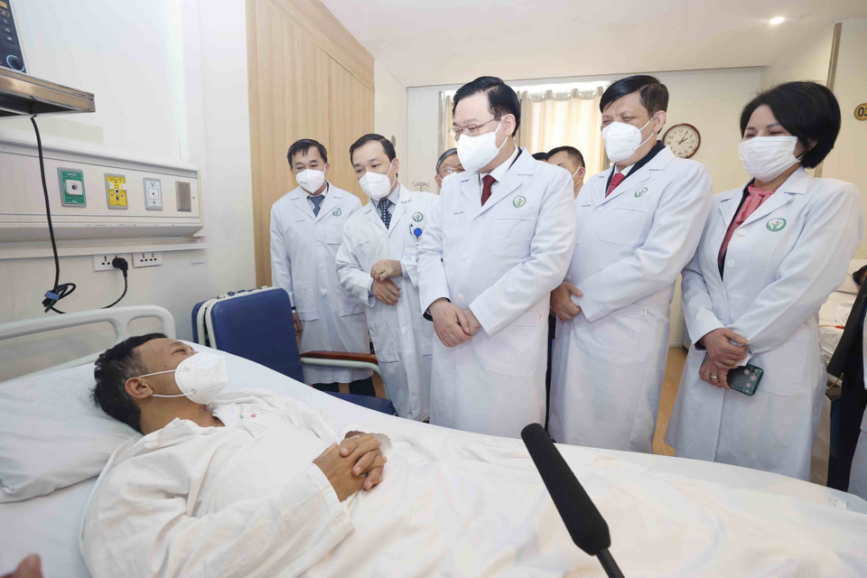 Chủ tịch Quốc hội Vương Đình Huệ thăm, tặng quà cho một số bệnh nhân ở Trung tâm Ghép tạng, Bệnh viện Hữu nghị Việt Đức. (Ảnh: Doãn Tấn/TTXVN)