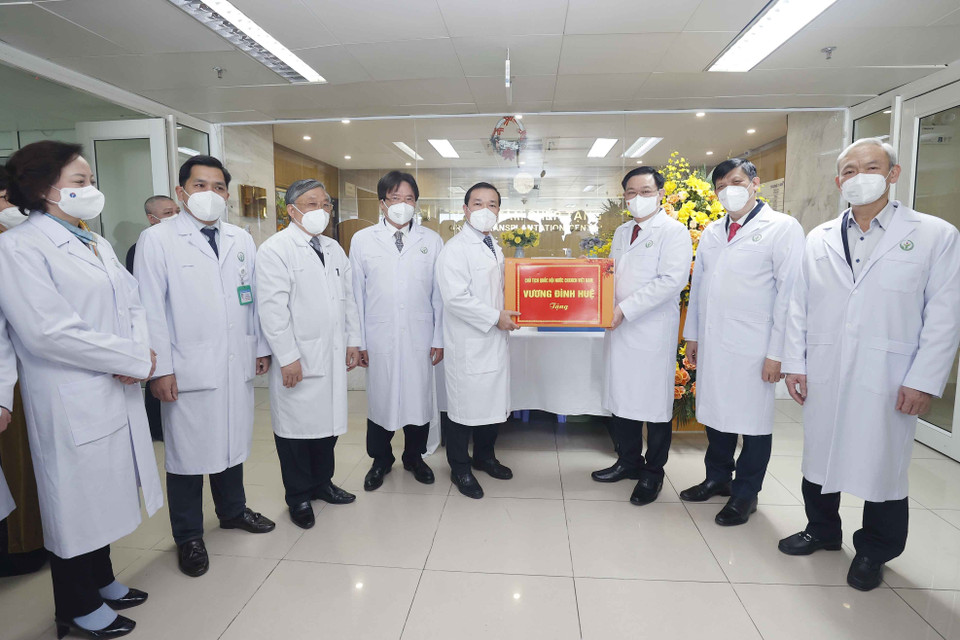 Chủ tịch Quốc hội Vương Đình Huệ thăm, tặng quà cho cán bộ, bác sỹ Trung tâm Ghép tạng, Bệnh viện Hữu nghị Việt Đức. (Ảnh: Doãn Tấn/TTXVN)