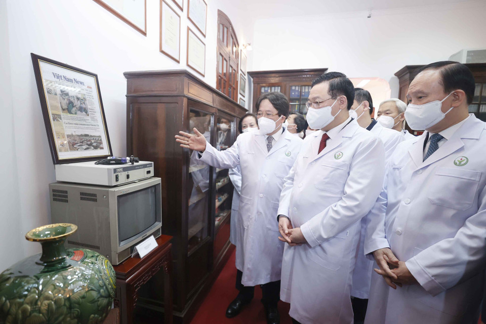 Chủ tịch Quốc hội Vương Đình Huệ thăm Nhà truyền thống và ghi sổ lưu niệm Bệnh viện Hữu nghị Việt Đức. (Ảnh: Doãn Tấn/TTXVN)