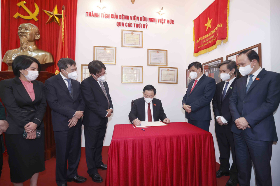 Chủ tịch Quốc hội Vương Đình Huệ thăm Nhà truyền thống và ghi sổ lưu niệm Bệnh viện Hữu nghị Việt Đức. (Ảnh: Doãn Tấn/TTXVN)