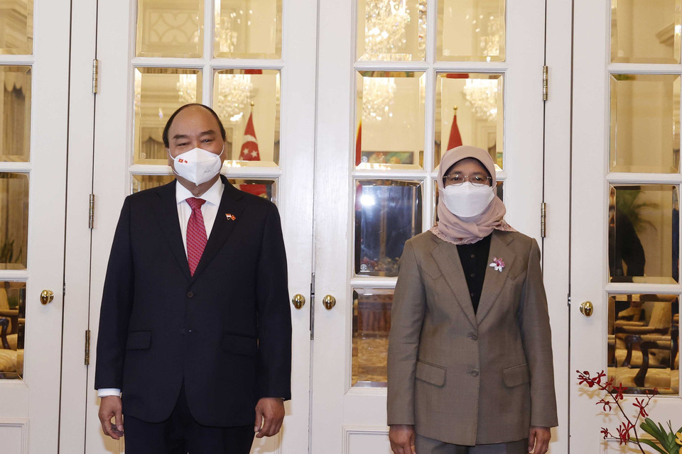 Chủ tịch nước Nguyễn Xuân Phúc chụp ảnh chung với Tổng thống Cộng hòa Singapore Halimah Yacob. (Ảnh: Thống Nhất/TTXVN)