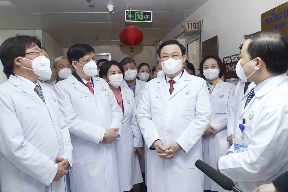 Chủ tịch Quốc hội Vương Đình Huệ và các đại biểu thăm Trung tâm Ghép tạng, Bệnh viện Hữu nghị Việt Đức. (Ảnh: Doãn Tấn/TTXVN)