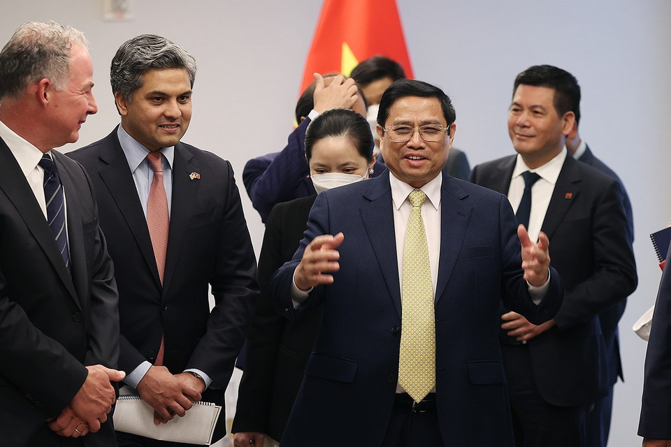 Thủ tướng Phạm Minh Chính tiếp lãnh đạo Tập đoàn Asia Group và các tập đoàn Blackstone, GenX, AES, Exxon Mobil ddeessns đang đầu tư tại Việt Nam đến chào xã giao. (Ảnh: Dương Giang/TTXVN)