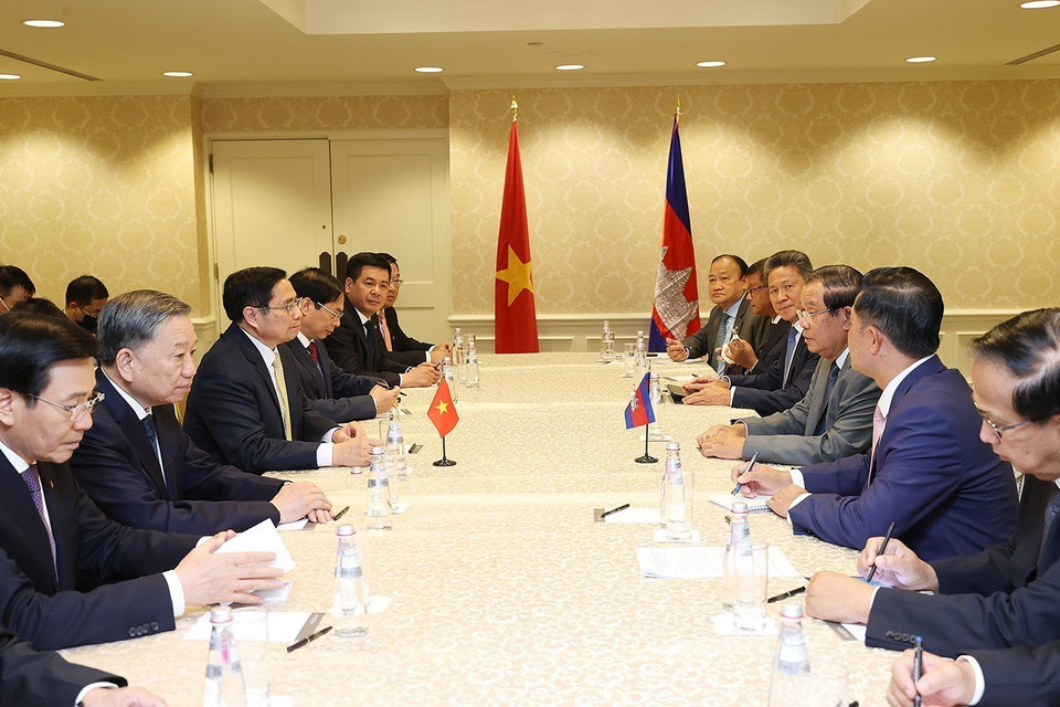 Quang cảnh buổi gặp giữa Thủ tướng Phạm Minh Chính và Thủ tướng Campuchia Hun Sen. (Ảnh: Dương Giang/TTXVN)