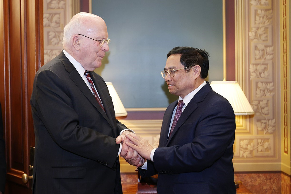 Thủ tướng Phạm Minh Chính gặp Thượng Nghị sỹ Patrick Leahy. (Ảnh: Dương Giang/TTXVN)