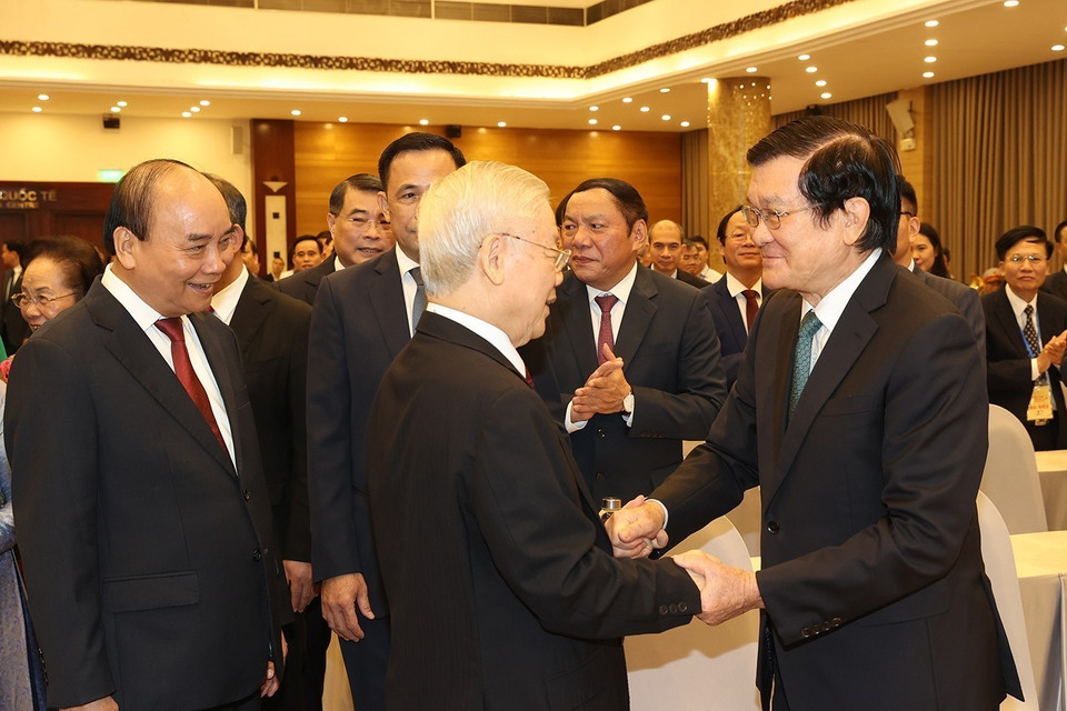 Tổng Bí thư Nguyễn Phú Trọng, Chủ tịch nước Nguyễn Xuân Phúc và nguyên Chủ tịch nước Trương Tấn Sang dự lễ kỷ niệm. (Ảnh: Trí Dũng/TTXVN)