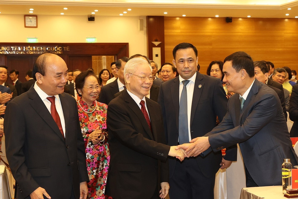 Tổng Bí thư Nguyễn Phú Trọng, Chủ tịch nước Nguyễn Xuân Phúc với các đại biểu dự lễ kỷ niệm. (Ảnh: Trí Dũng/TTXVN)