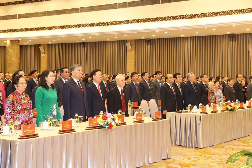 Tổng Bí thư Nguyễn Phú Trọng, Chủ tịch nước Nguyễn Xuân Phúc cùng các đại biểu thực hiện nghi thức chào cờ tại lễ kỷ niệm. (Ảnh: Trí Dũng/TTXVN)