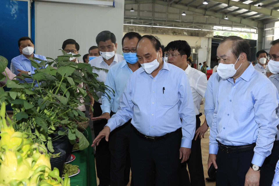 Hình ảnh Chủ tịch nước Nguyễn Xuân Phúc thăm Hợp tác xã Mỹ Tịnh An, huyện Chợ Gạo. (Ảnh: Thống Nhất/TTXVN)