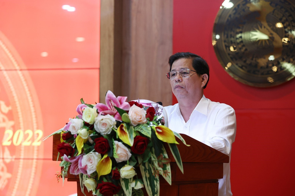 Chủ tịch UBND tỉnh Khánh Hoà Nguyễn Tấn Tuân báo cáo tình hình kinh tế-xã hội, quốc phòng, an ninh của tỉnh Khánh Hòa. (Ảnh: Dương Giang/TTXVN)