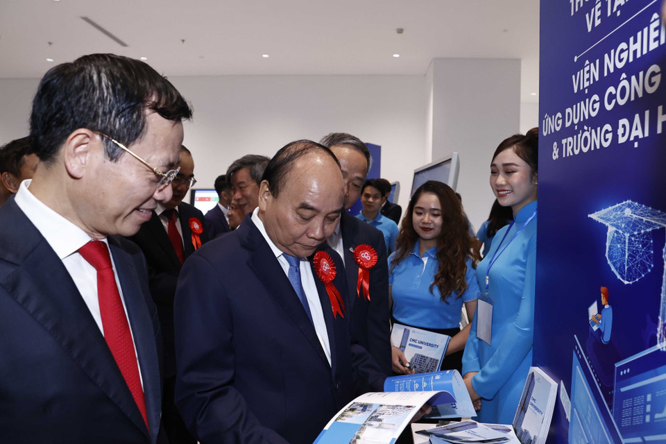 Chủ tịch nước Nguyễn Xuân Phúc và các đại biểu tham quan trưng bày, giới thiệu về các sản phẩm dữ liệu. (Ảnh: Thống Nhất/TTXVN)