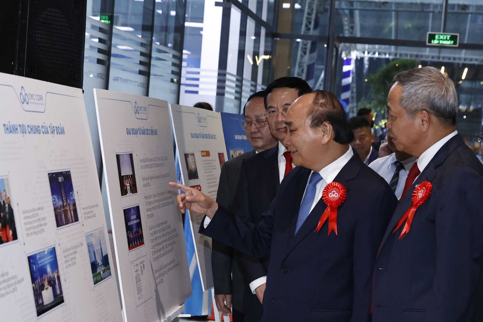 Hình ảnh Chủ tịch nước Nguyễn Xuân Phúc và các đại biểu tham quan trưng bày, giới thiệu về các sản phẩm dữ liệu. (Ảnh: Thống Nhất/TTXVN)