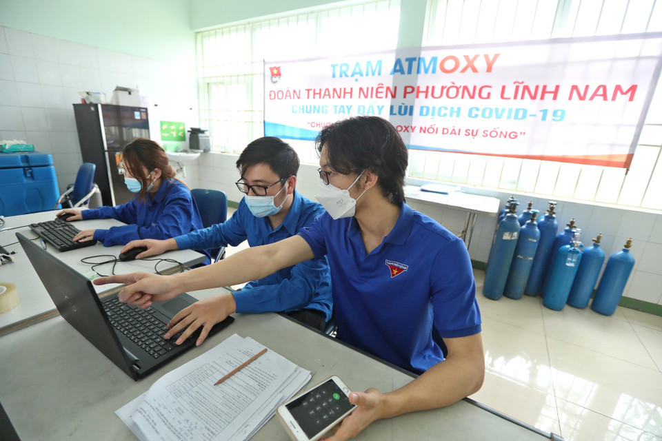 Tổ hỗ trợ theo dõi người nhiễm COVID-19 tại nhà với nòng cốt là lực lượng đoàn viên Đoàn thanh niên. Tổ sẽ phân công, chia ca trực, lập số điện thoại đường dây nóng nhằm hỗ trợ 24/24 các trường hợp F0 điều trị tại nhà. (Ảnh: Minh Quyết/TTXVN)