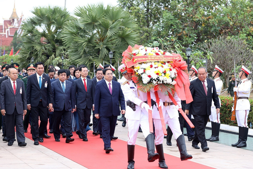 Sáng 11/1, tại thủ đô Vientiane (Lào), Thủ tướng Phạm Minh Chính và đoàn đại biểu cấp cao Việt Nam đến đặt vòng hoa tại Đài tưởng niệm chiến sỹ vô danh Lào. (Ảnh: Dương Giang/TTXVN)