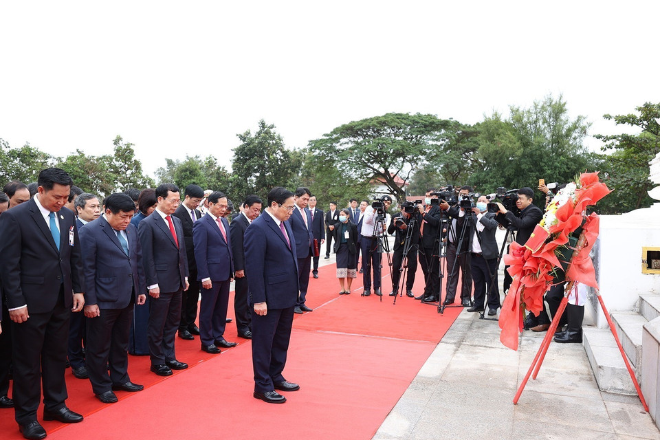 Hình ảnh Thủ tướng Phạm Minh Chính và đoàn đại biểu cấp cao Việt Nam đặt vòng hoa tại Đài tưởng niệm chiến sỹ vô danh Lào. (Ảnh: Dương Giang/TTXVN)