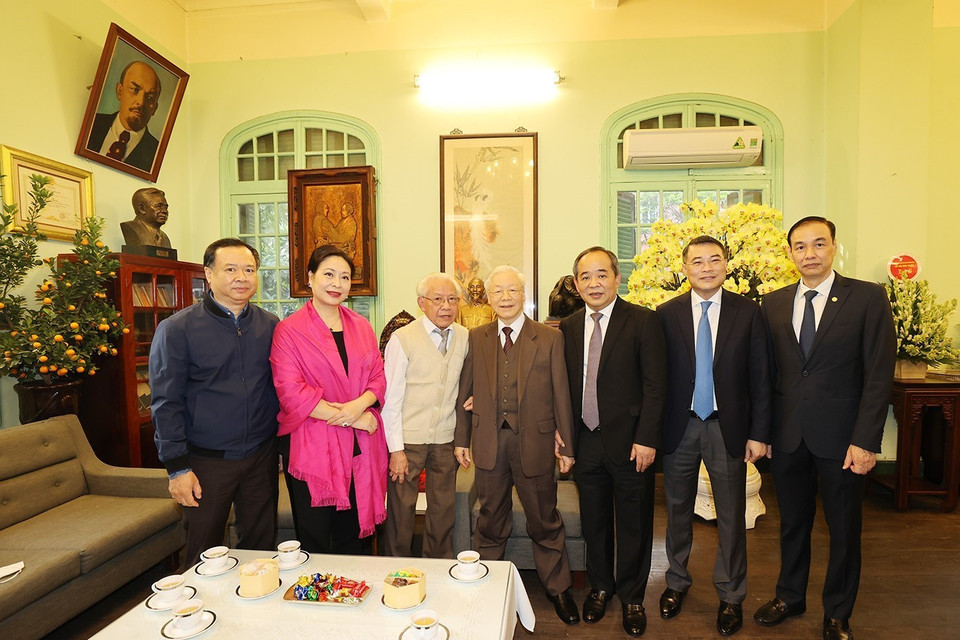 Tổng Bí thư Nguyễn Phú Trọng thăm, chúc Tết gia đình cố Tổng Bí thư Lê Duẩn. (Ảnh: Trí Dũng/TTXVN)