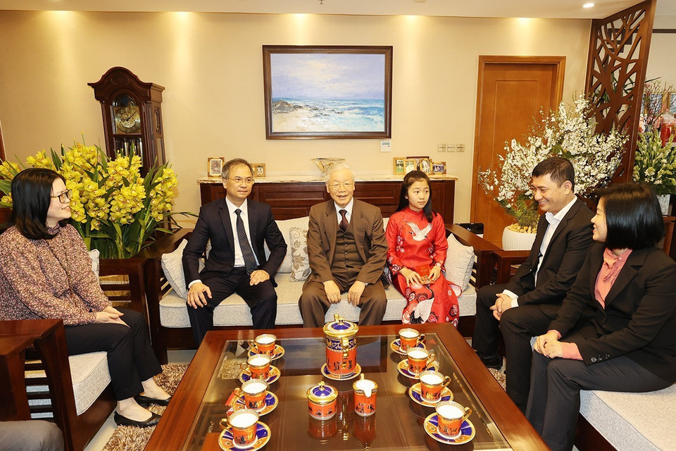 Tổng Bí thư Nguyễn Phú Trọng thăm, chúc Tết gia đình cố Tổng Bí thư Trường Chinh. (Ảnh: Trí Dũng/TTXVN)