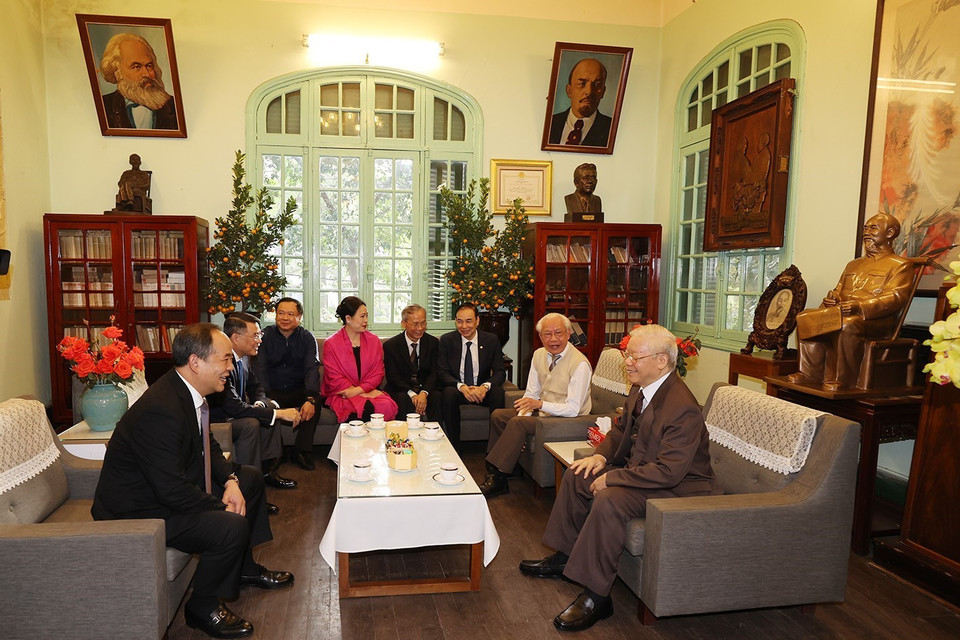 Tổng Bí thư Nguyễn Phú Trọng đến thăm, chúc Tết gia đình cố Tổng Bí thư Lê Duẩn. (Ảnh: Trí Dũng/TTXVN)