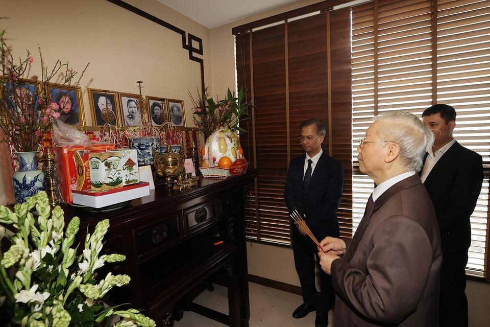 Tổng Bí thư Nguyễn Phú Trọng thắp hương tưởng niệm cố Tổng Bí thư Trường Chinh. (Ảnh: Trí Dũng/TTXVN)