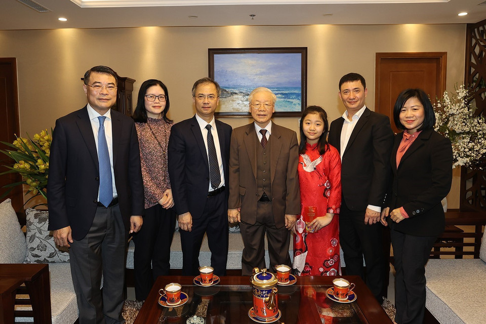 Tổng Bí thư Nguyễn Phú Trọng thăm, chúc Tết gia đình cố Tổng Bí thư Trường Chinh. (Ảnh: Trí Dũng/TTXVN)