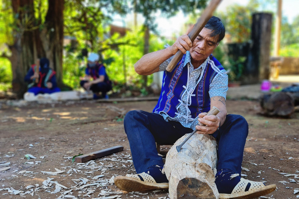 Chỉ với những dụng cụ đơn giản như rìu, rựa, dao, đục... nhưng dưới bàn tay khéo léo và trí tưởng tượng phong phú, các nghệ nhân đã thổi hồn lên các bức tượng gỗ, phản ánh sự sinh động của cuộc sống, góp phần tạo nên nét đặc sắc trong văn hoá cổ truyền của đồng bào các dân tộc Tây Nguyên. (Ảnh: Hồng Điệp/TTXVN) 