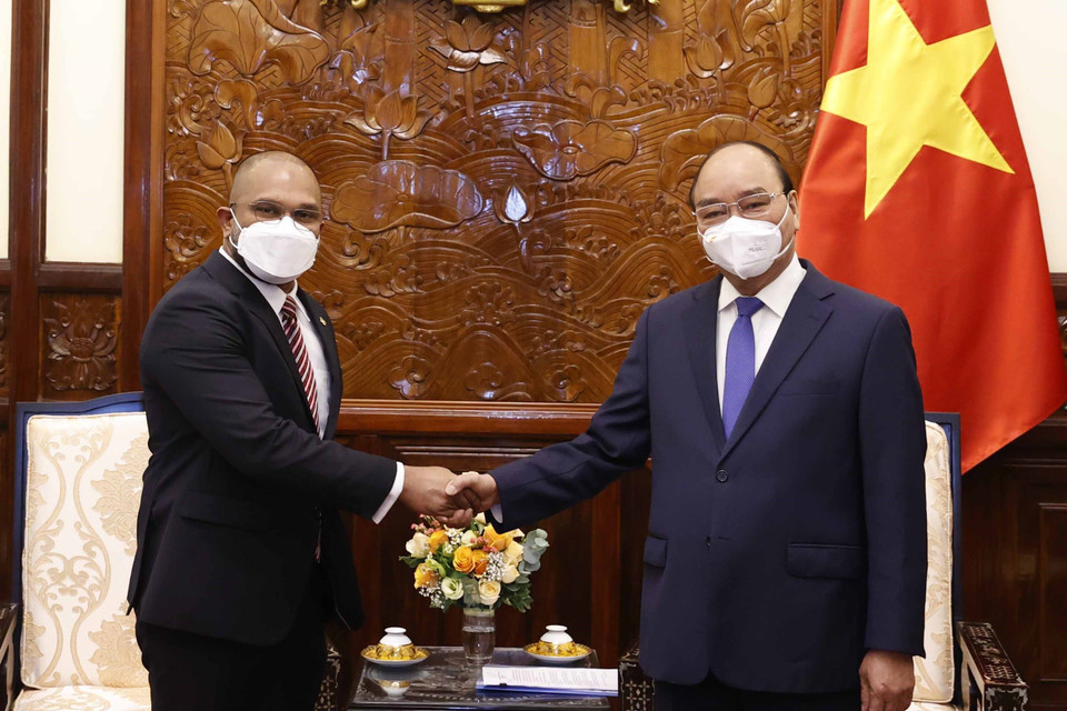 Chủ tịch nước Nguyễn Xuân Phúc chụp ảnh chung với Đại sứ Maldives Mohamed Jinah. (Ảnh: Thống Nhất/TTXVN)