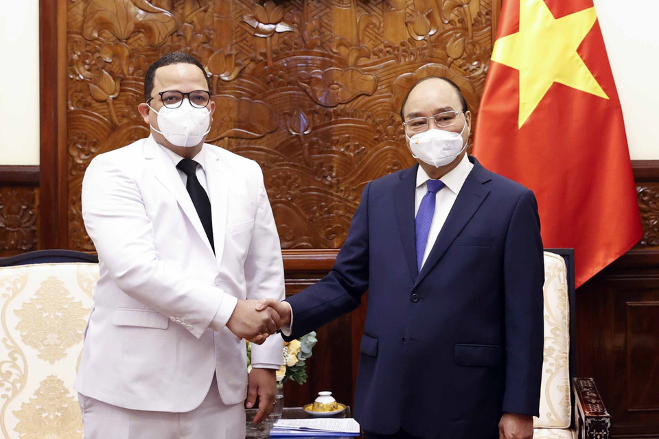 Chủ tịch nước Nguyễn Xuân Phúc chụp ảnh chung với Đại sứ Cộng hoà Dominica Jaime Yorquis Francisco Rodriguez. (Ảnh: Thống Nhất/TTXVN)